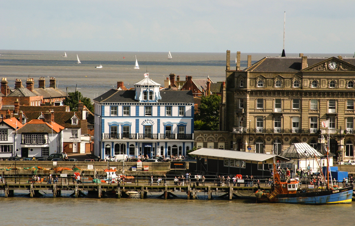 Airport Minicab Service To And From Harwich Cruise Port